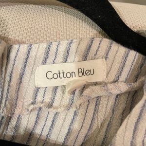 Cotton Bleu size -L- raw edge top.